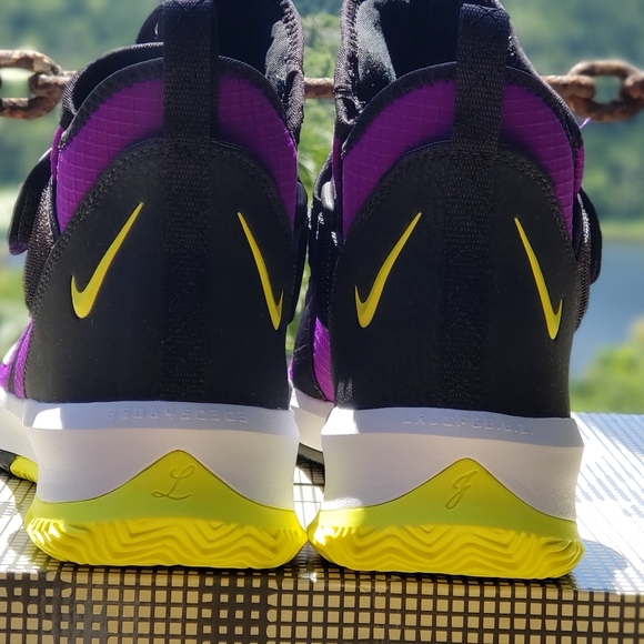 LeBron Soldier XIII SFG LAKERS - Picture 3 of 7